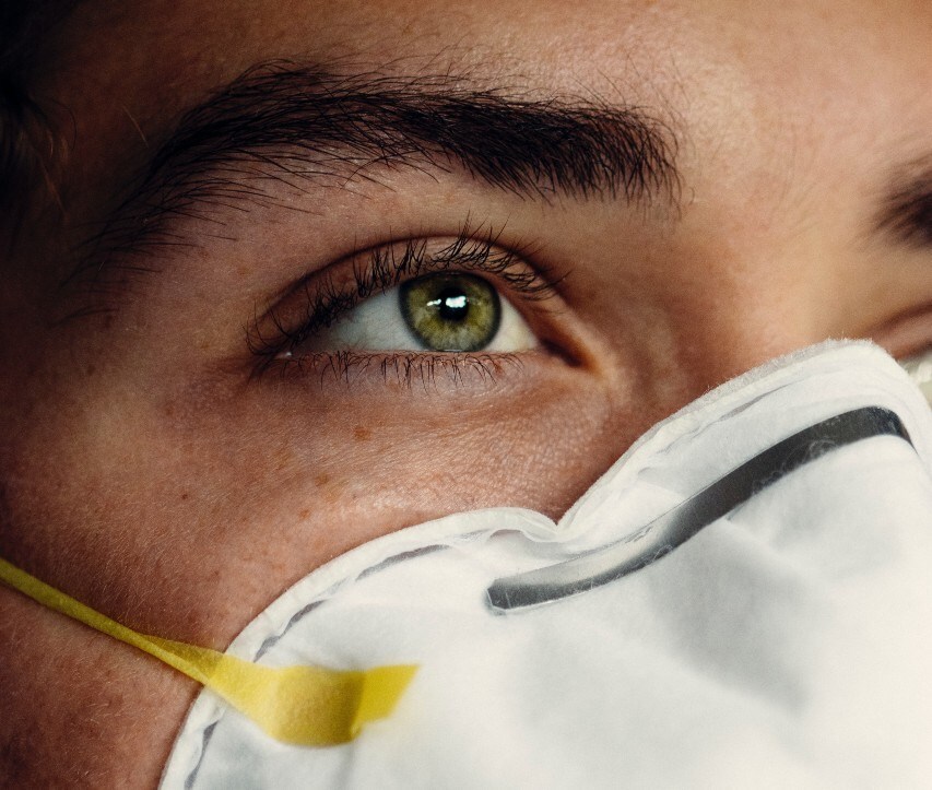 Mondkapjes: lastig maar noodzakelijk. Foto: Griffin Wooldridge (Unsplash)