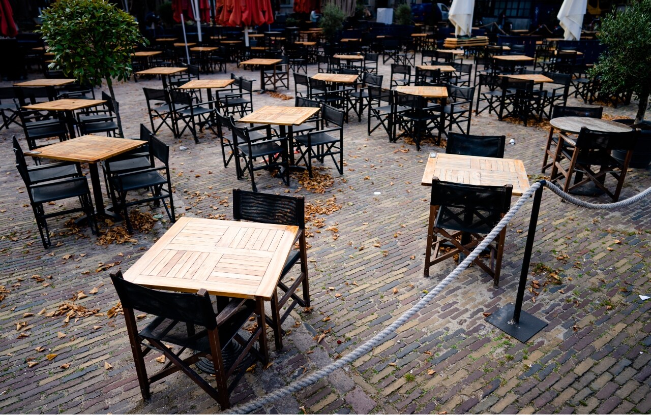 Een leeg terras in Den Haag. Foto: ANP