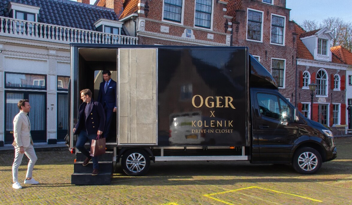 De Drive-in Closet van Oger Fashion met voetbalanalist Ronald de Boer als eerste klant. Foto: Oger Fashion.