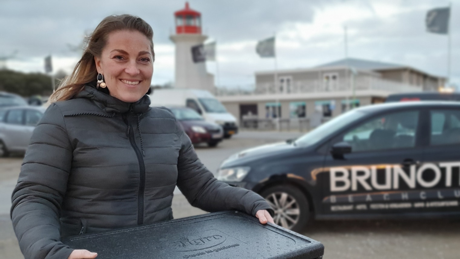 Net zoals de rest van het personeel van Brunotti Beachclub brengt ook Romana van de Flier de maaltijden rond. Foto Brunotti Beachclub
