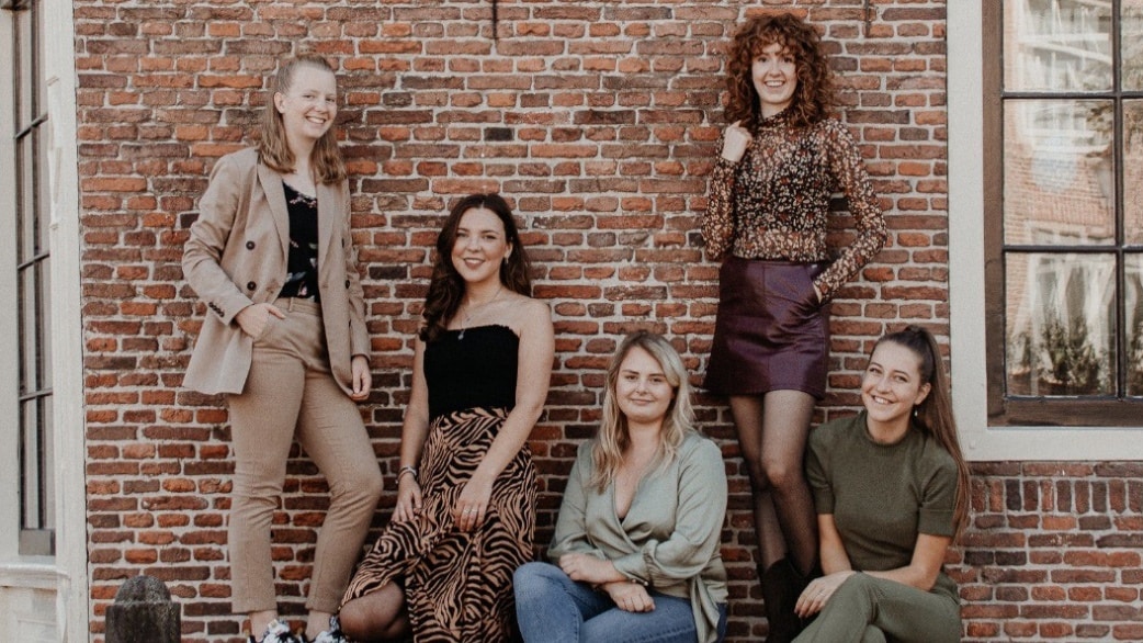 De ondernemers achter Studio Paper. V.l.n.r.: Adriana Paeper, Britt Halberstadt, Beau van den Bergh, Roos van der Eng en Lena Koopman.