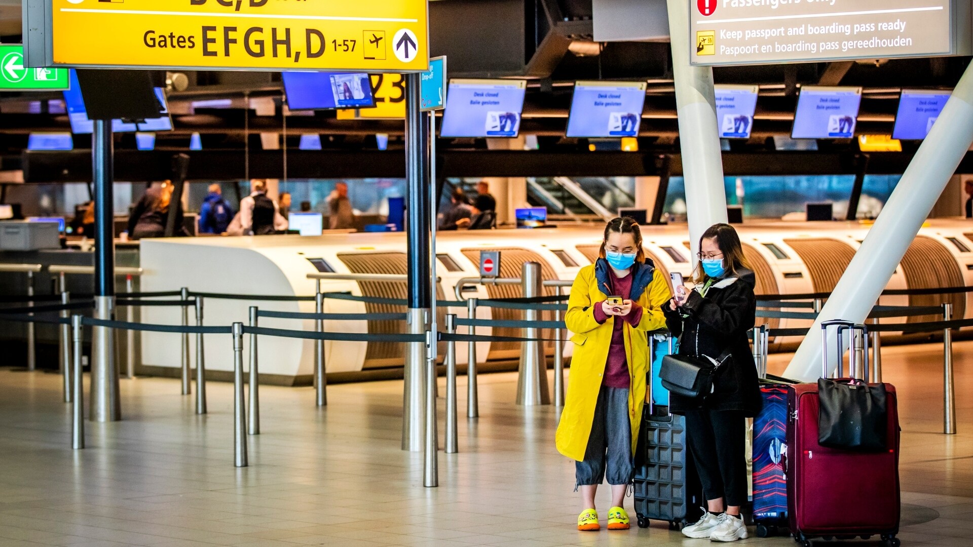 Stilte op Schiphol vanwege de coronacrisis. Een miljoen Nederlanders hebben een reisvoucher van hun reisaanbieder gekregen; een groot deel wil geld terug omdat er een definitieve streep door hun reis is gegaan. Foto: ANP.