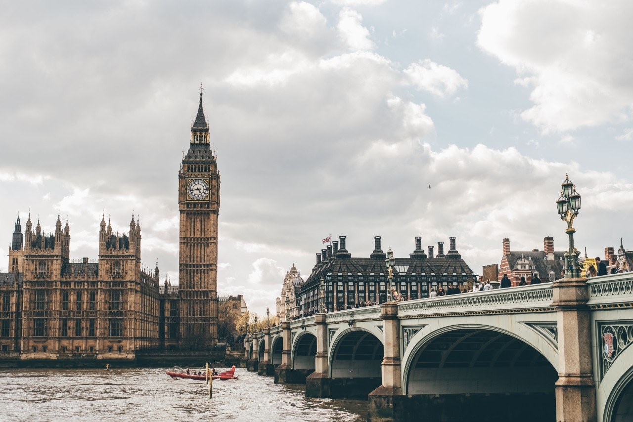 De Palace of Westminster, ook bekend onder de naam Houses of Parliament, staat aan de oever van de Theems. Het paleis is de zetel van het Britse parlement, dat bestaat uit het Lagerhuis (House of Commons) en het Hogerhuis (House of Lords).