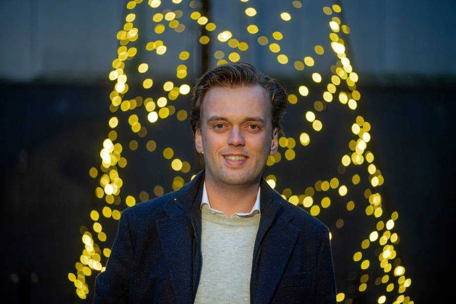 Jeroen Achterhuis (27) verkoopt met zijn bedrijf Hemsson/Arli onder meer vlaggenmastkerstbomen. Foto: Lenneke Lingmont