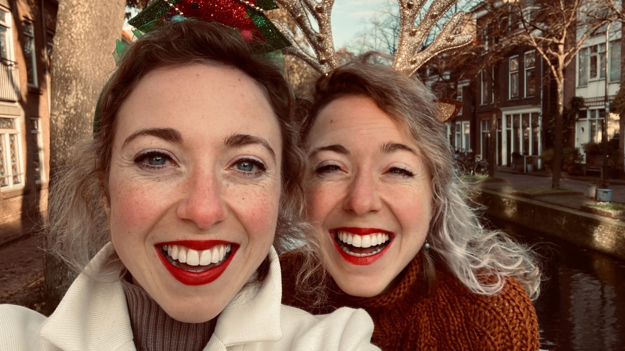 Jasmijn (links) en Lyla Kok, de tweelingzussen (28) achter groeibriljant Nanny Nina.