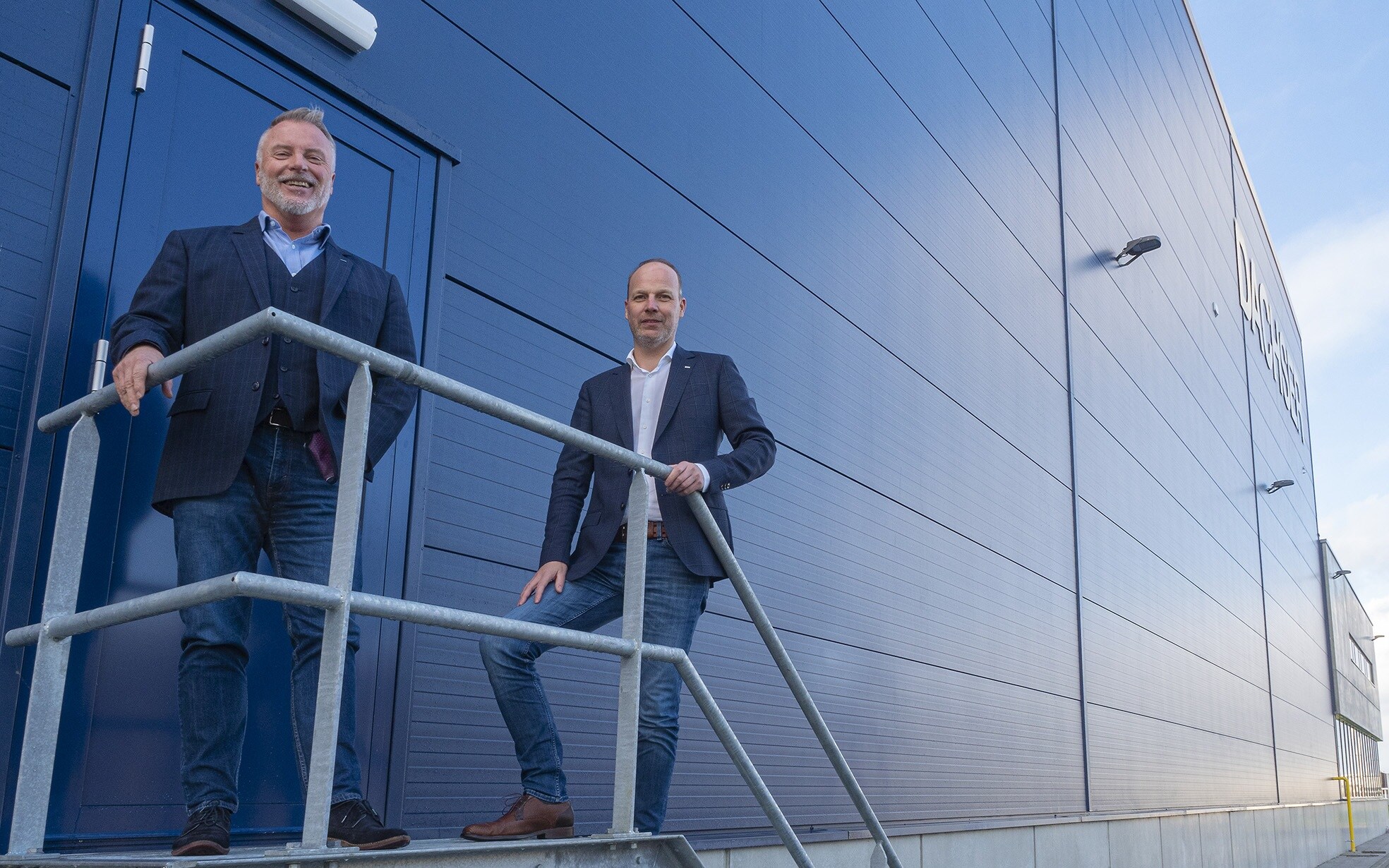 Aat van der Meer (l) en René van Zandbergen bij de nieuwe loods van DACHSER in Waddinxveen. Goed voor de opslag van dertigduizend pallets.