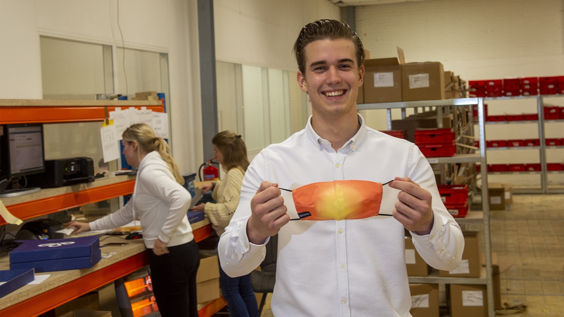 Tom van Dieren brengt mondkapjes op de markt die door temperatuurverschillen van kleur verschieten. Foto's: Kevin Hagens