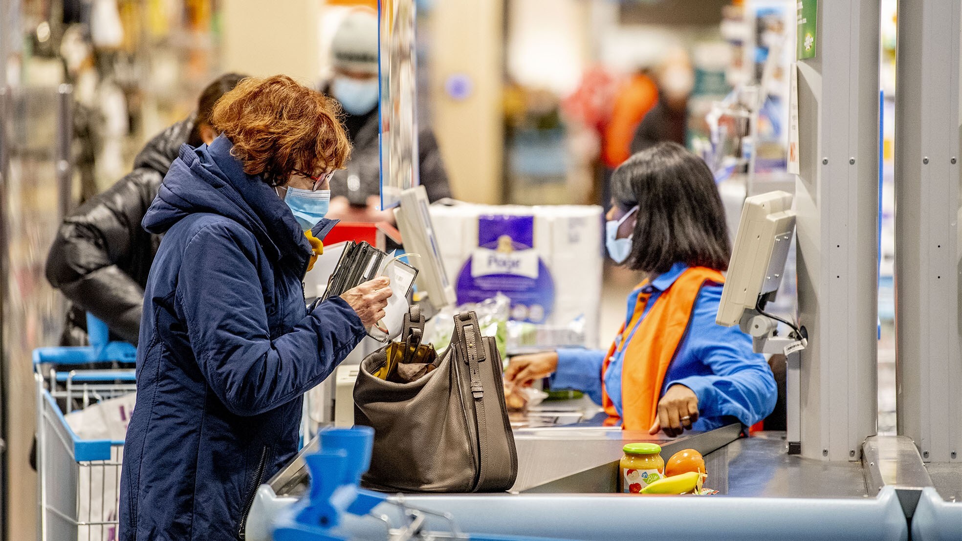 Vanaf vandaag is het verplicht: iedereen een mondkapje op in de winkel. Foto's: ANP