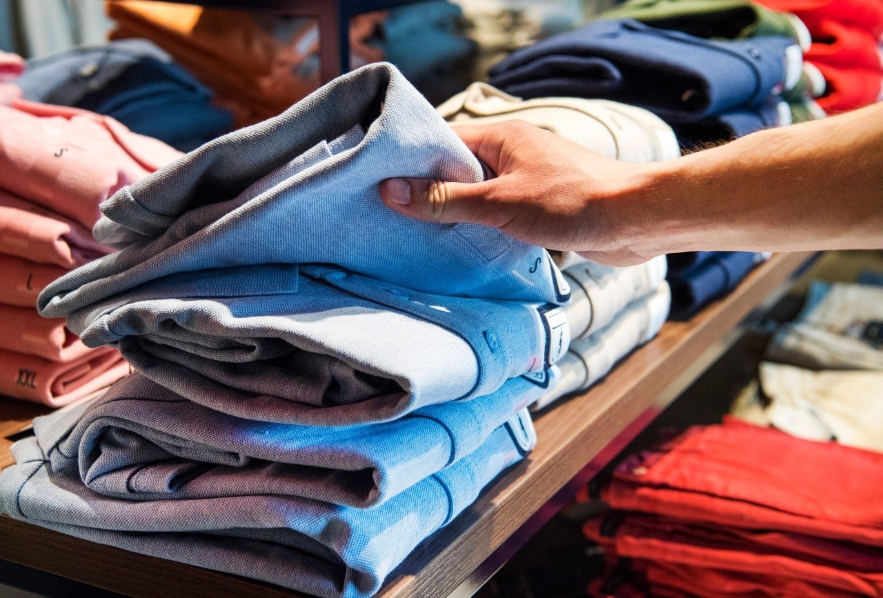 Sophie Vlaming maakt van oude Levi's spijkerbroeken nieuwe kidnermode. Foto: