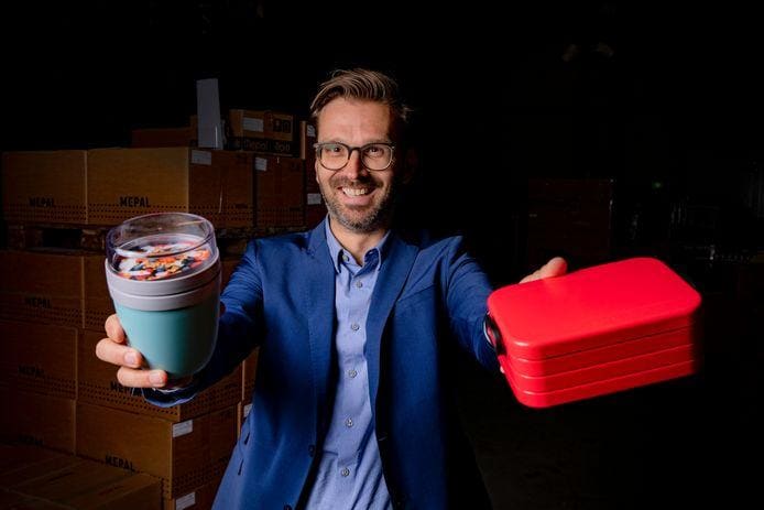 Jeroen De Bos, commercieel directeur van Mepal, de fabrikant achter de iconische plastic lunchtrommels en hersluitbare bekers - bestaat 70 jaar. Mark Zegeling schreef er een jubileumboek over. Foto: AD/Rob Voss.