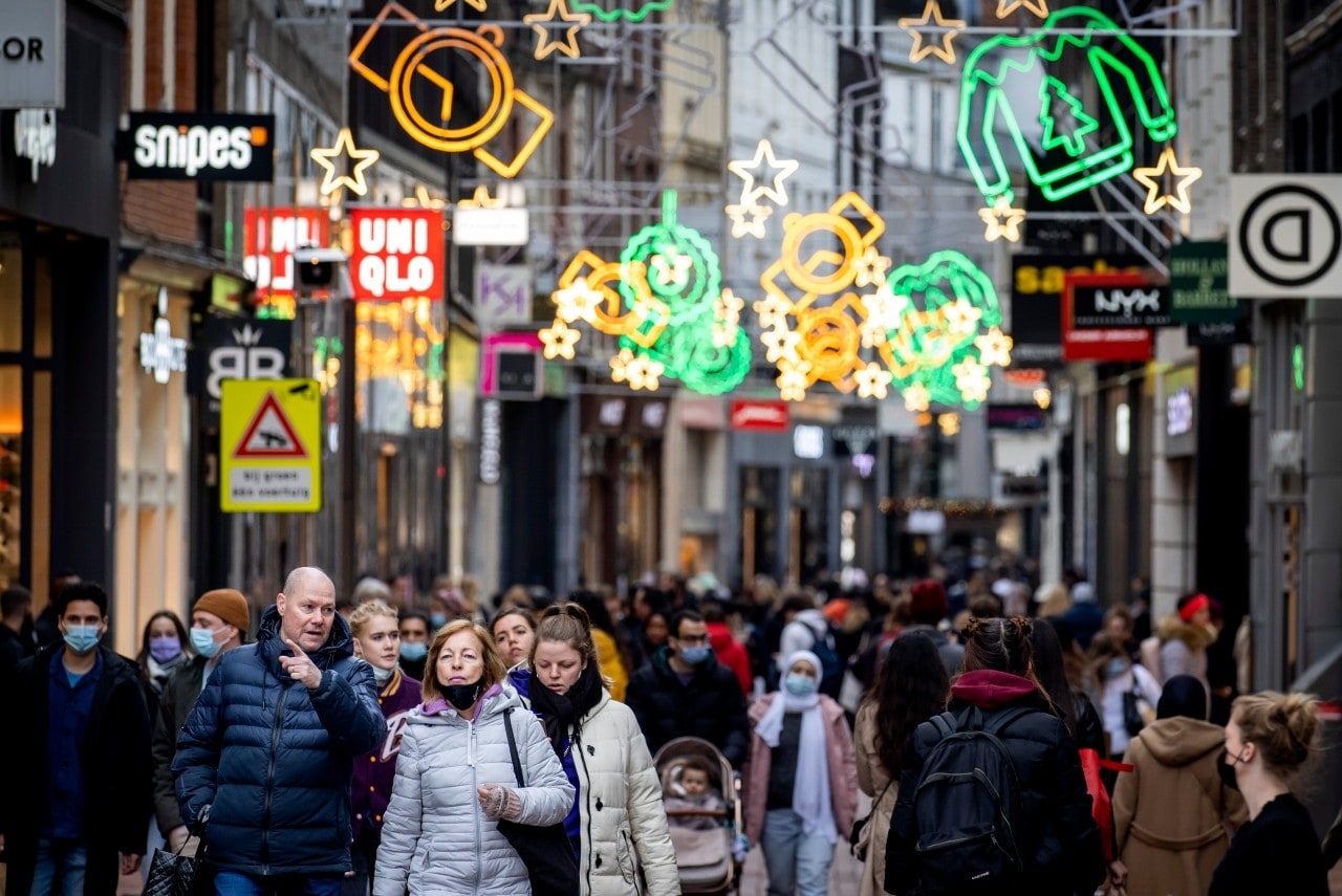 Amsterdam, Black Friday 2020. Topdrukte in de binnenstad, waar dringende adviezen om niet meer te komen winkelen, anderhalve meter afstand te houden en/of mondkapjes te dragen niet door iedereen gehoord (b)leken te zijn. Foto: ANP.