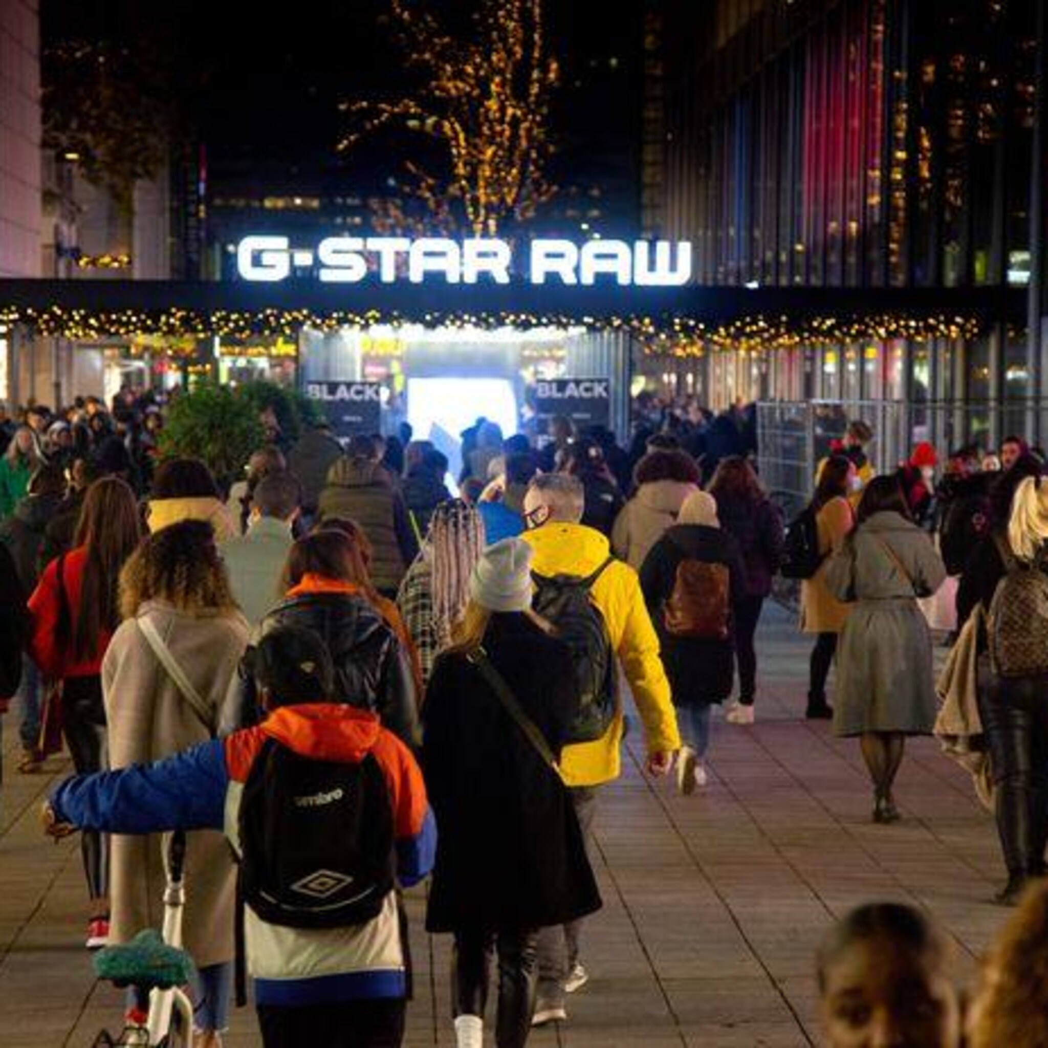 extreme drukte black friday aboutaleb sluit alle winkels centrum rotterdam