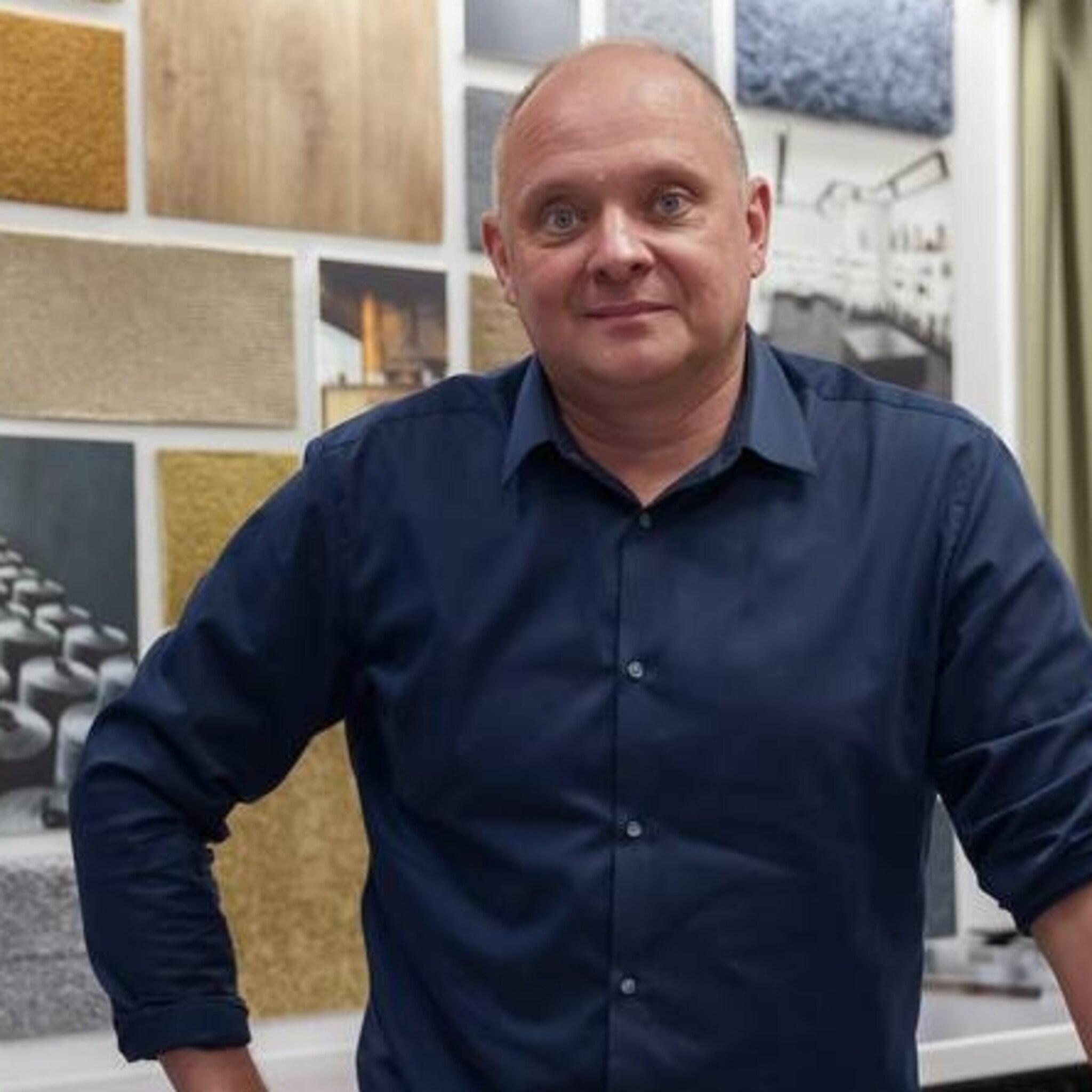 woninginrichter komt om in het werk iedereen wil nu een fris huis