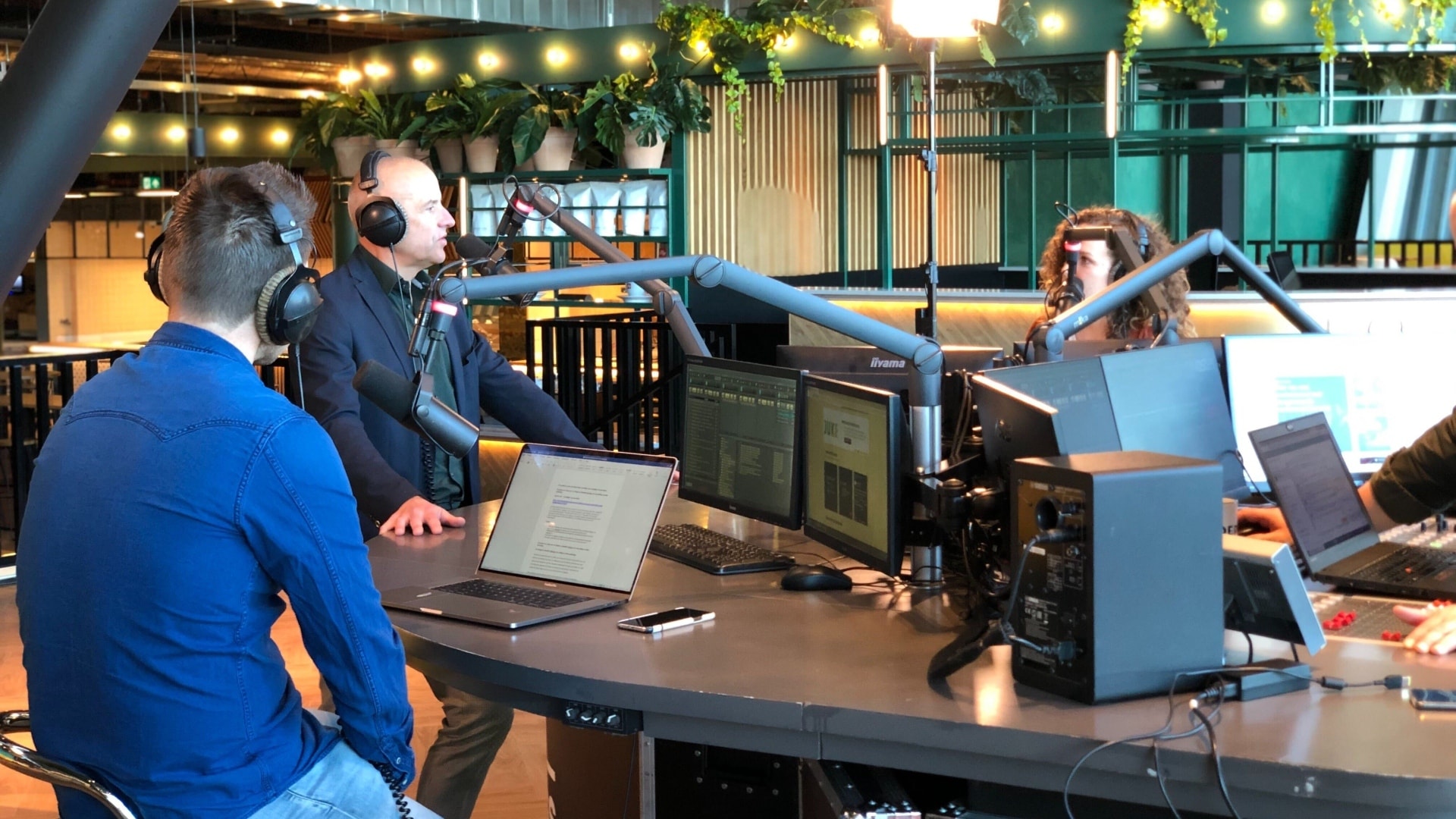 Fitnessondernemer Han de Hair (tweede van links) in gesprek met Joni Hendrix en Thijs van Dijk.