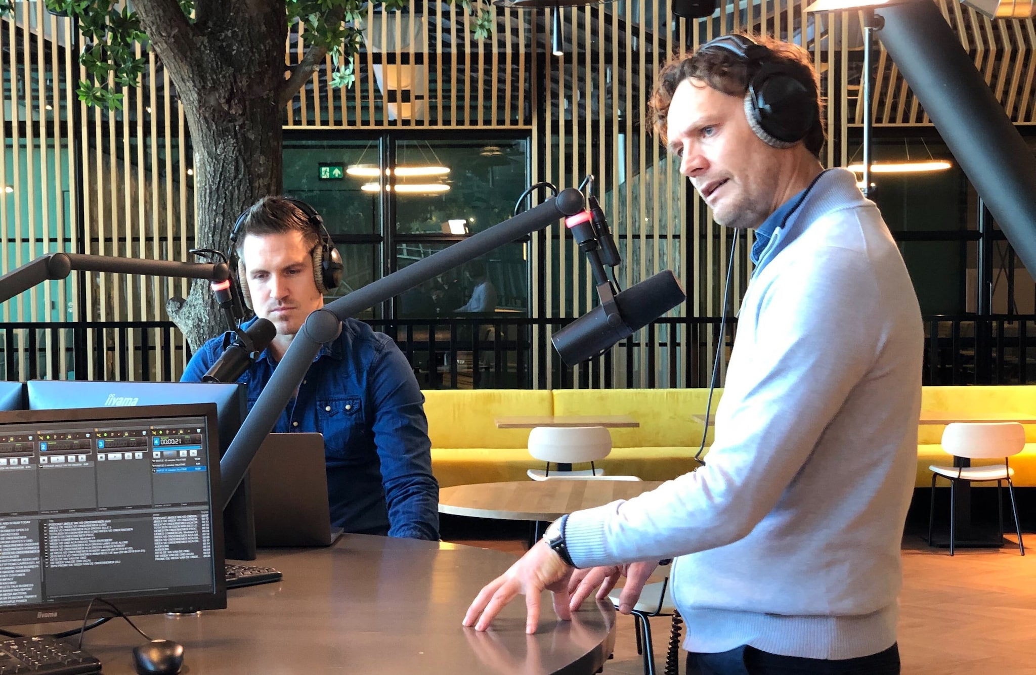Presentator Thijs van Dijk (links) en Ralph van Dam (rechts) in de Week van de Ondernemer-radiostudio in het Liemès Food District in Utrecht.