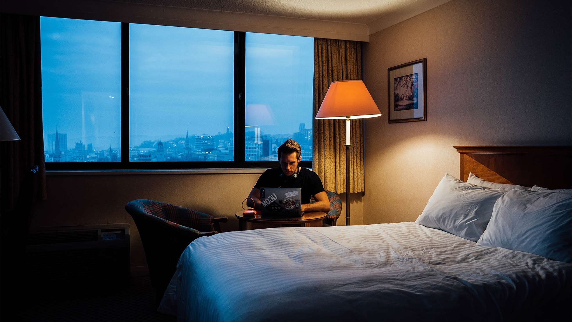 Rustig 'thuiswerken' in een hotelkamer: steeds meer mensen doen het. Foto: Unsplash