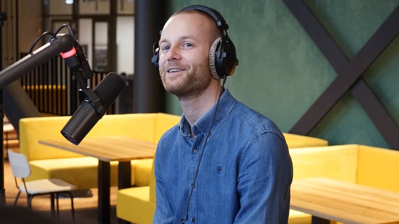 Niels Meijssen, te gast in food district Liemès in Utrecht, tijdens de radio-uitzending in het kader van de Week van de Ondernemer. Foto: Meike Liedenbaum.,