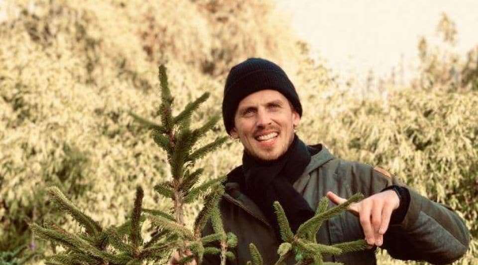 Alex de Graaf geeft kerstbomen op duurzame wijze een tweede leven. Foto's: Lola Neggers