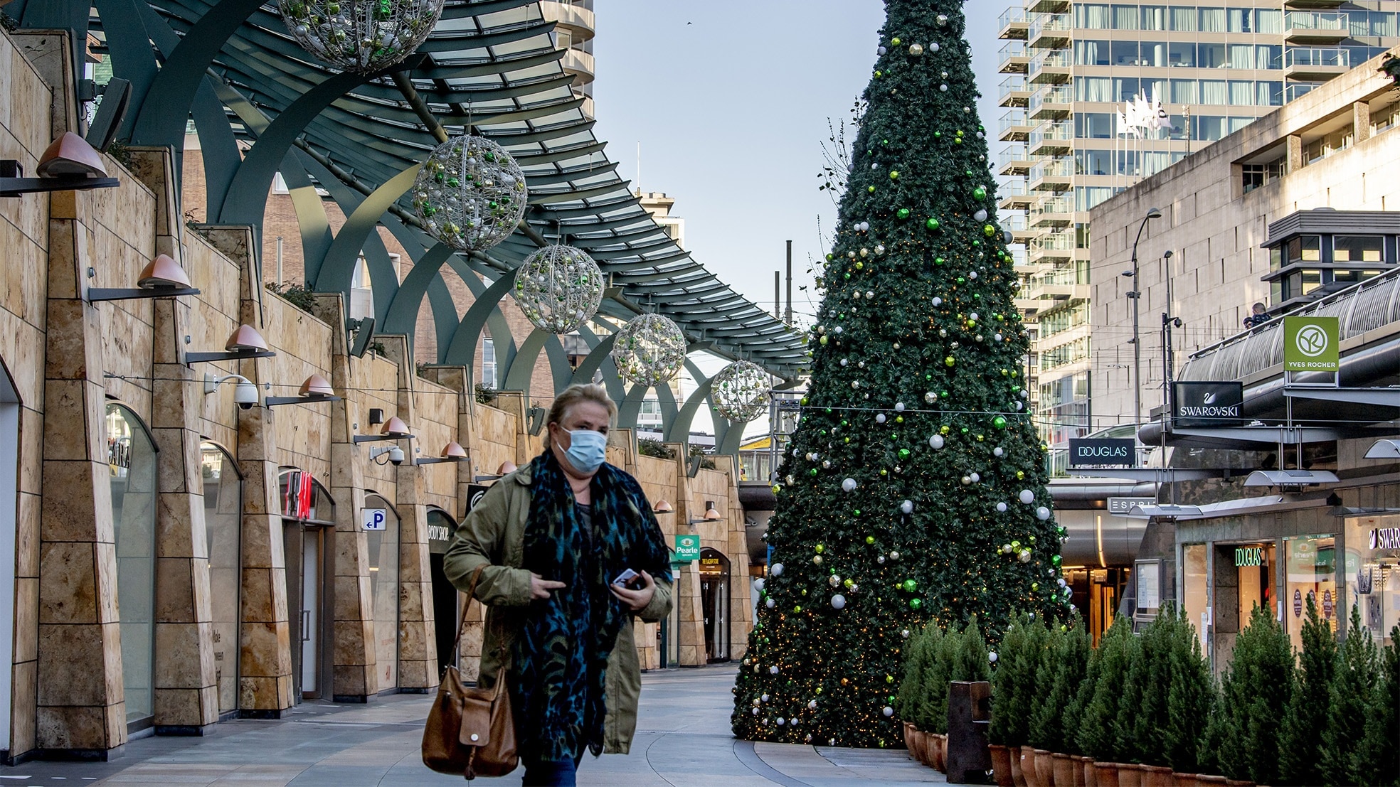Een behoorlijk desolate Koopgoot in Rotterdam in kerstsfeer. Foto: ANP