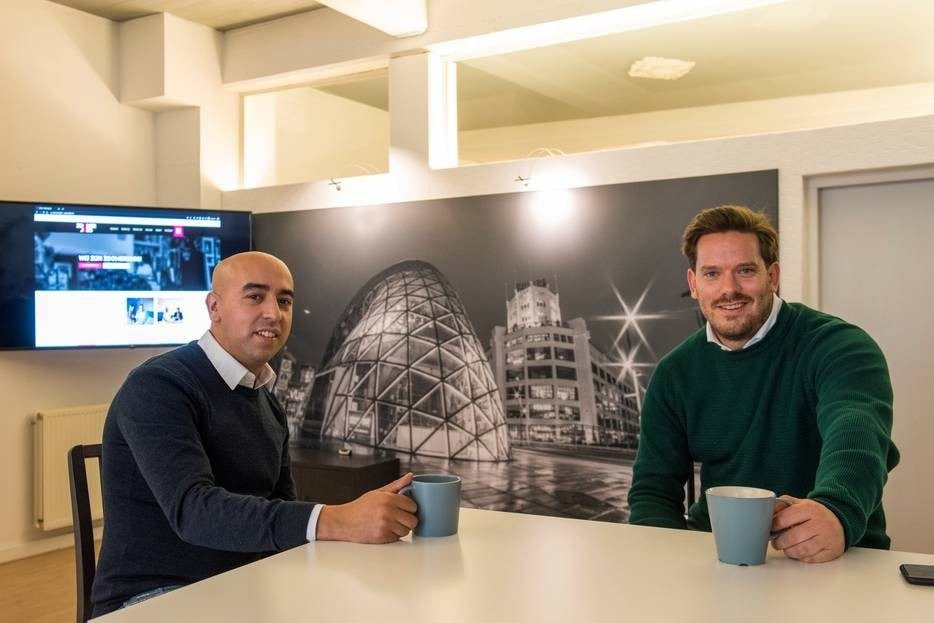 Mohamed Yahia (links) en zijn compagnon Rik Donders hebben Zoomer Jobs opgericht, een uitzendbureau voor de generatie Z, geboren na 1995. Foto: ED/Jean Pierre Reijnen/DCI Media
