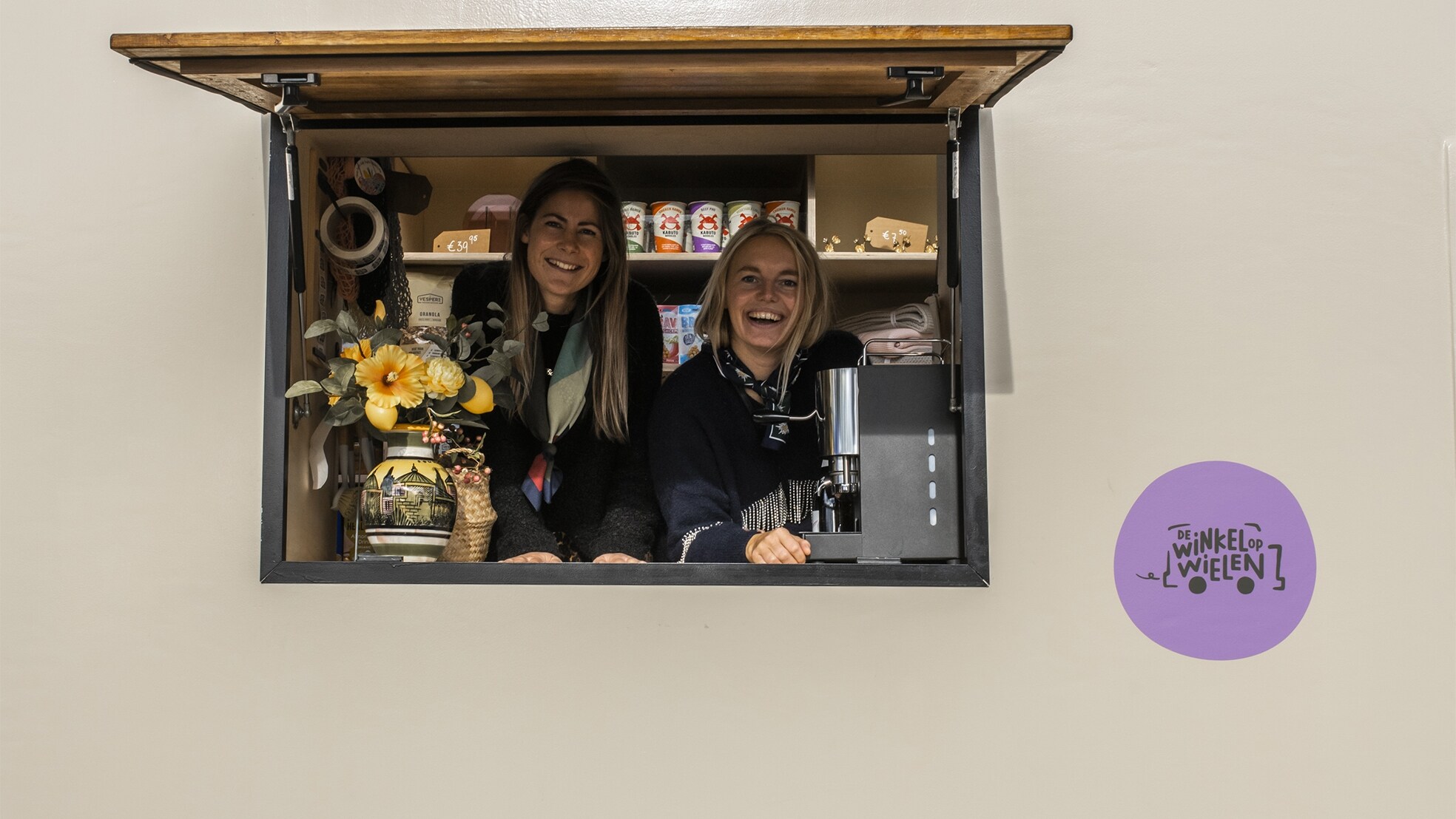Lotte van der Duin en Meike Heynens in de Winkel op Wielen. Foto's: Simone Frank