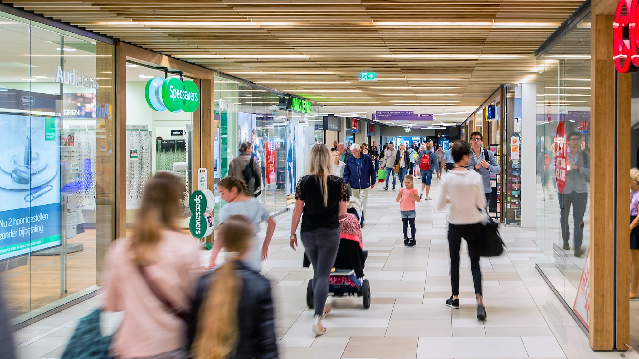 Drukke winkelstraat in betere tijden. Foto: Specsavers