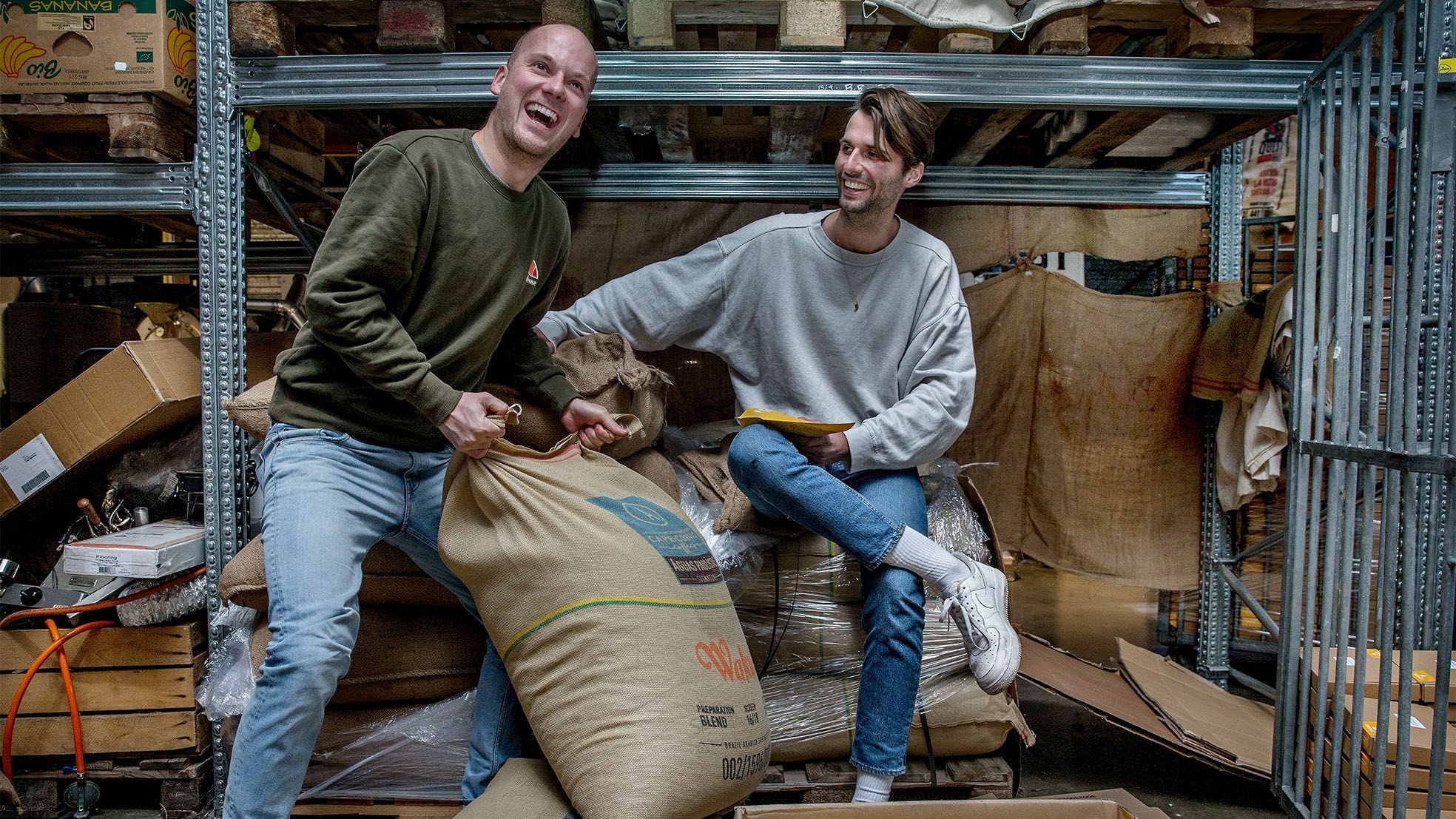 Wakuli-oprichters Yorick Bruins (l) en Lukas Grosfeld met hun koffie. Foto: AD/Jan-Pierre Jans