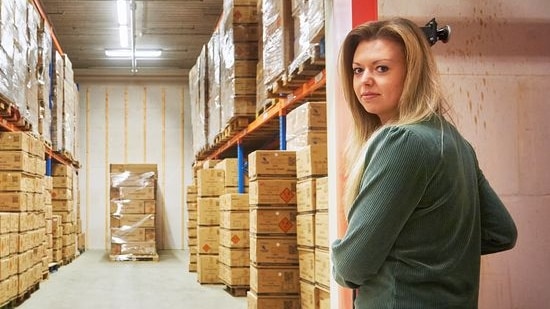 Eline van Rijn in de vuurwerkbunker van Cafferata. Foto: AD/Van Assendelft Fotografie/Jeroen Appels