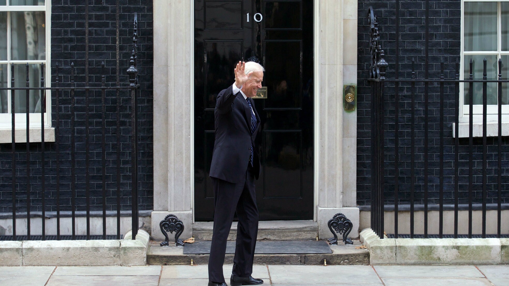 Joe Biden op de stoep voor 10 Downing Street, de ambtswoning van de Britse premier. Foto: AFP.