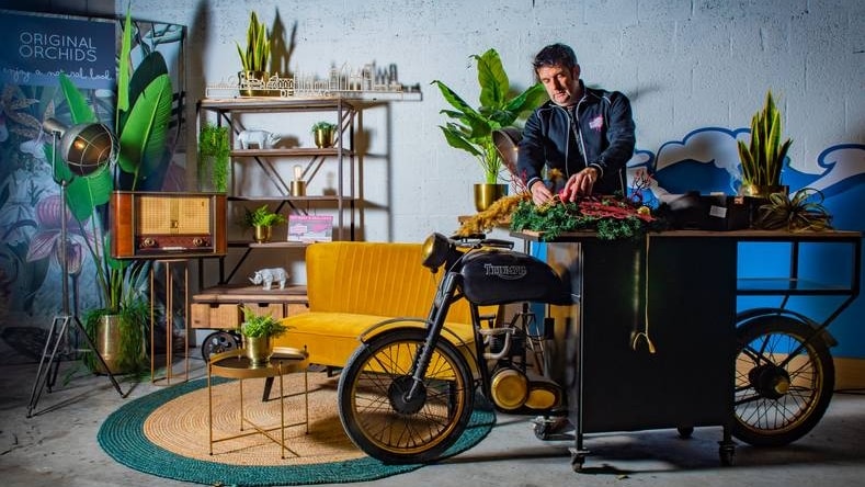 Het lukt decorbouwer Coen Waarsenburg redelijk goed om te overleven in de coronacrisis. Foto: AD/Daniella Van Bergen