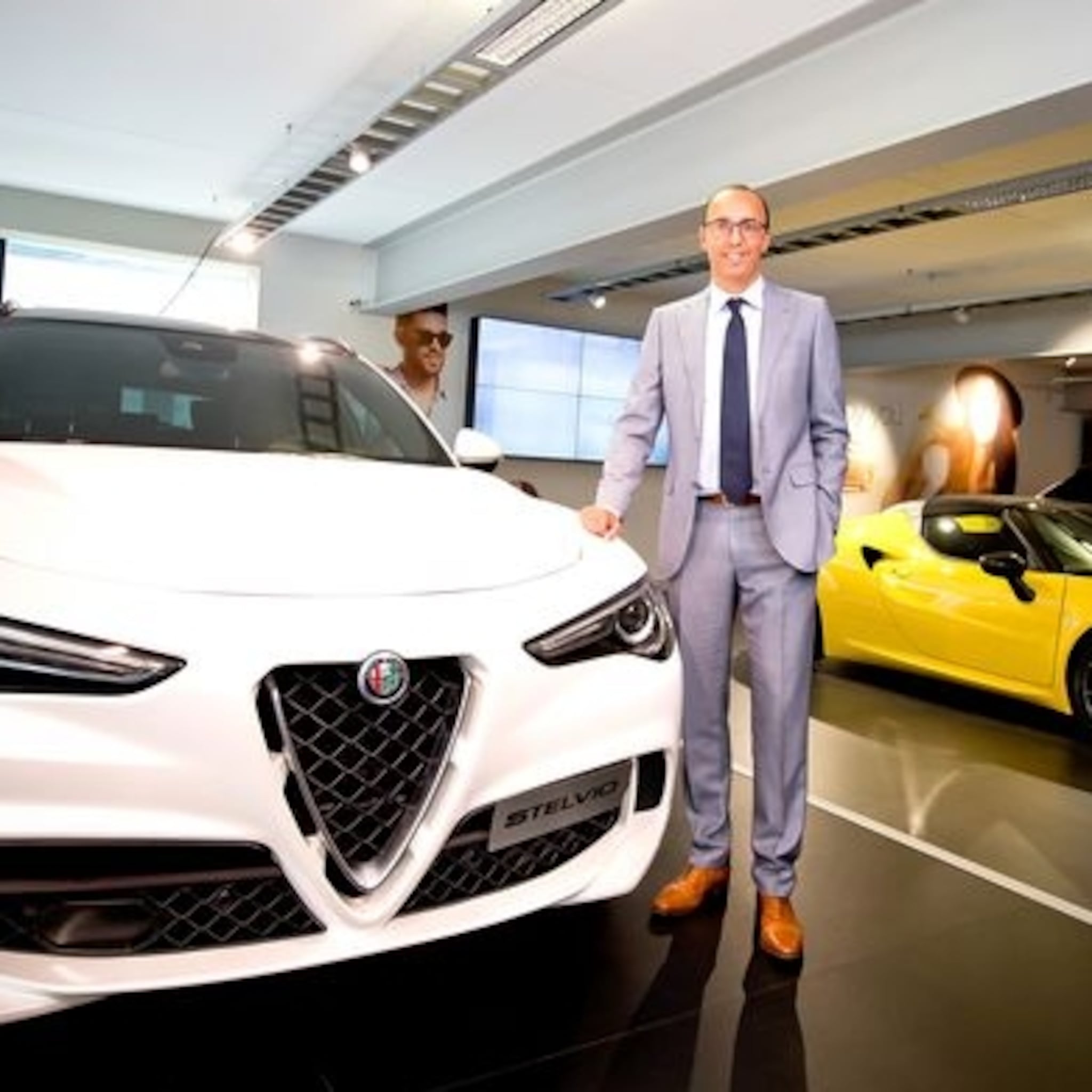 regionale autoreus driessen autogroep slankt af maar opent showroom voor stekkerauto s