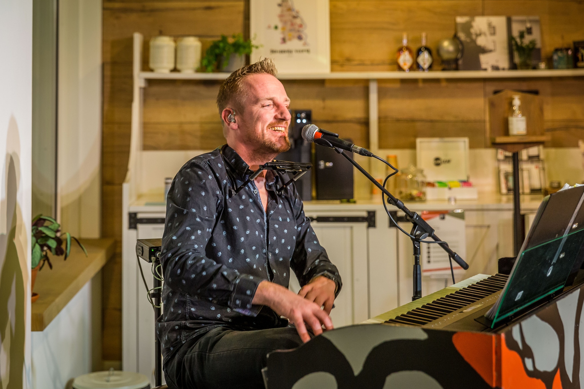 Pianist Guido speelt live kerstmuziek tijdens de Doldwaze Kerstborrelshow