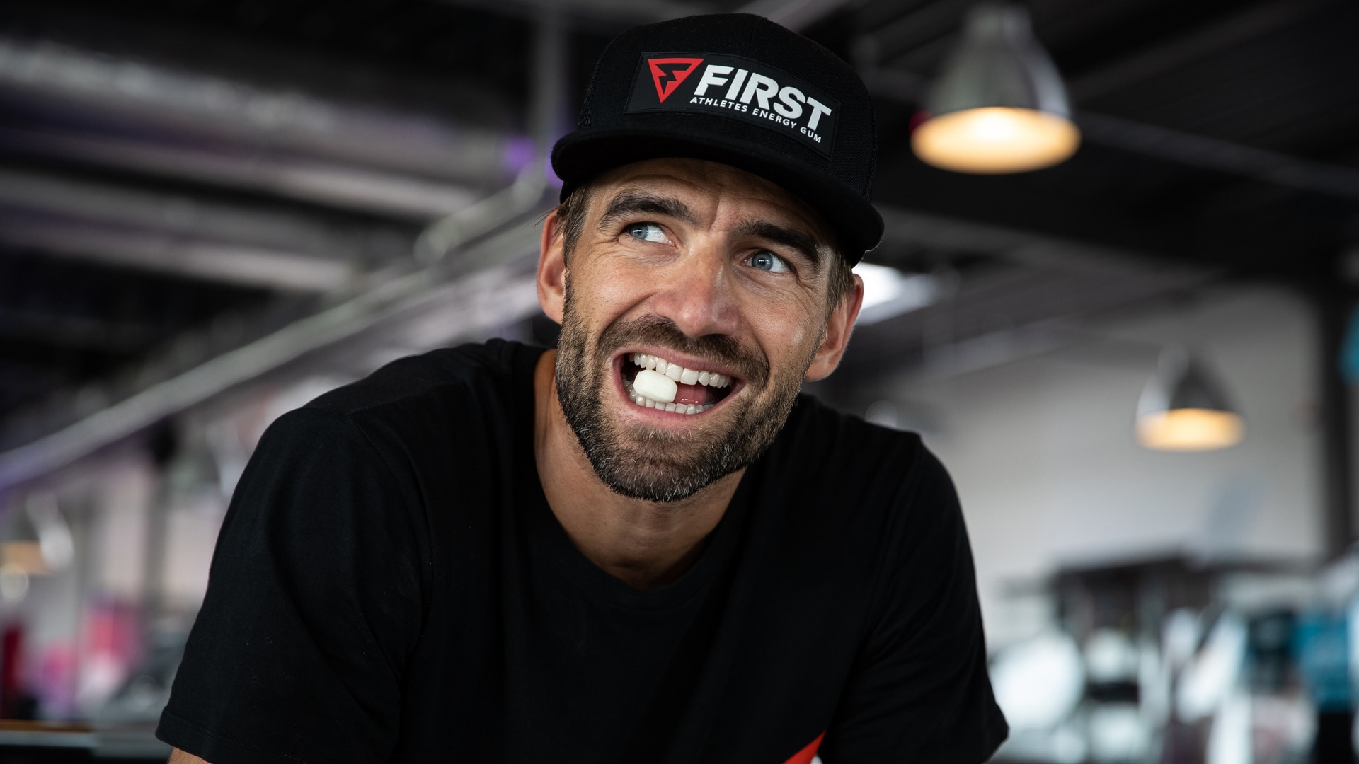 Mark Tuitert met zijn First Energy Gum, een kauwgommerk dat hij eerder op de markt bracht. Foto: First Energy Gum