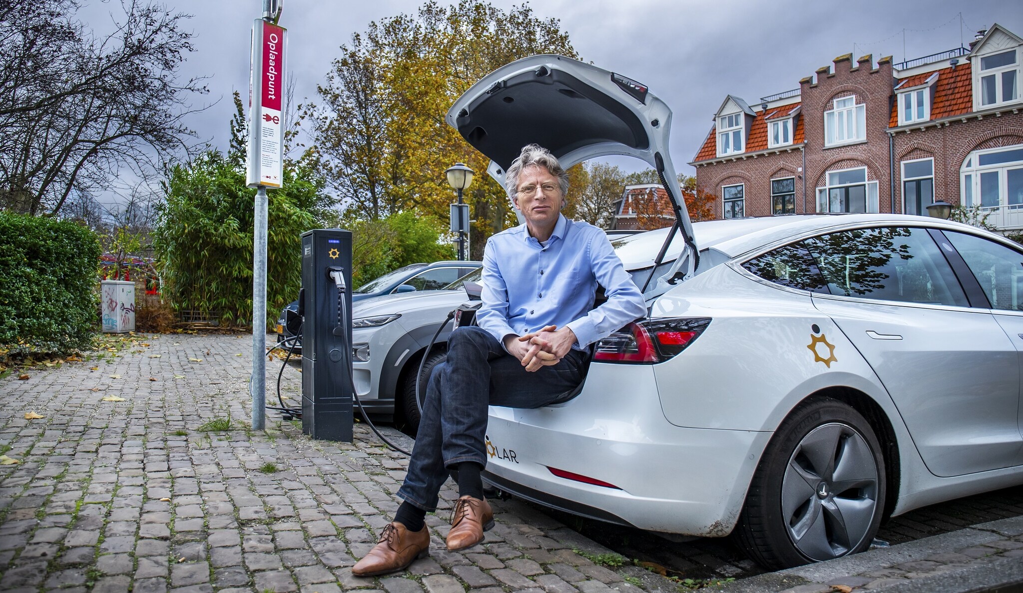 Robin Berg, de man achter 'de slimme laadpaal'. Over vijf jaar wil hij 2600 laadpalen in Utrecht hebben geïnstalleerd. Foto: AD/Angeliek de Jonge.