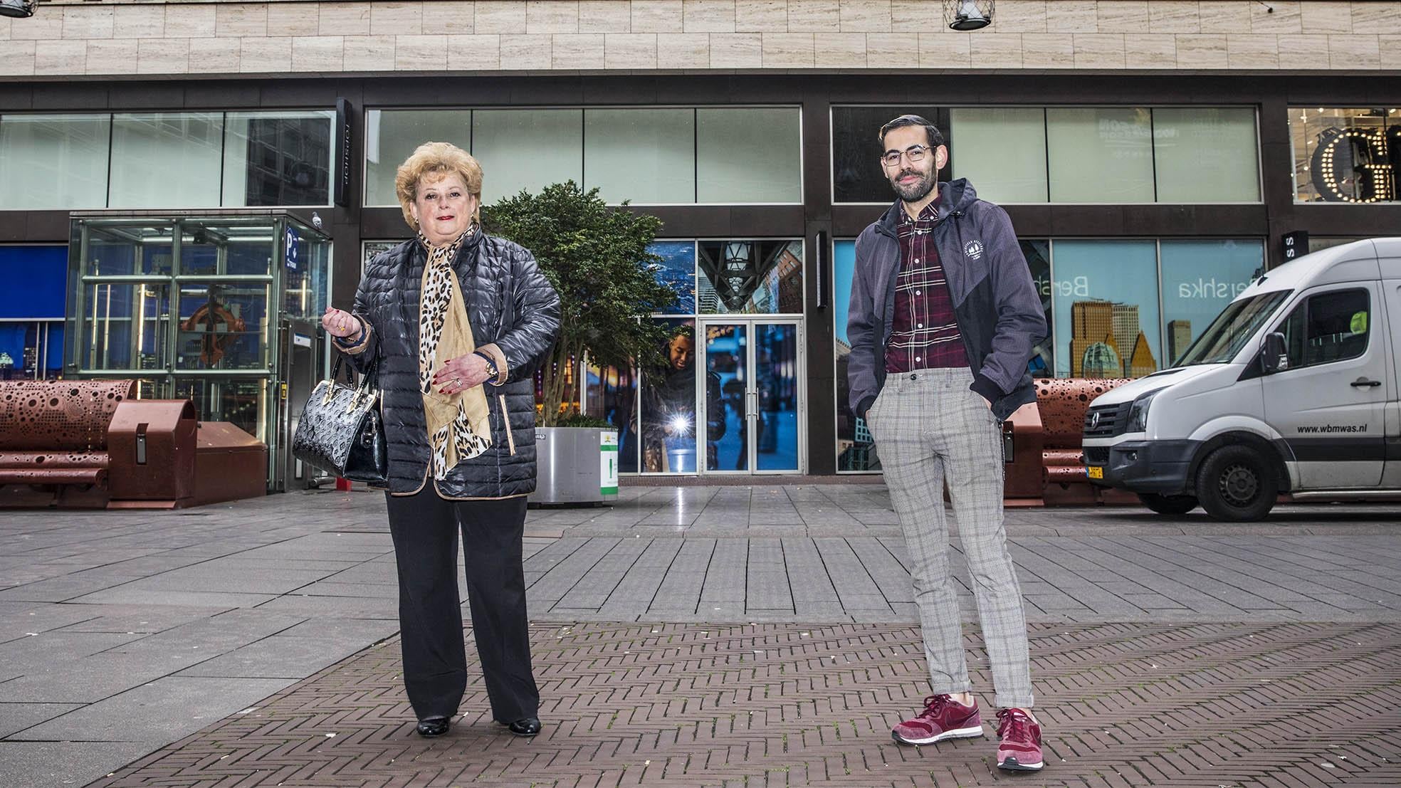 Oud-medewerkers V&amp;D Annemarie Salfischberger en Özer Korkmaz voor de voormalige V&amp;D in de Grote Marktstraat in Den Haag. Foto's: Frank Jansen