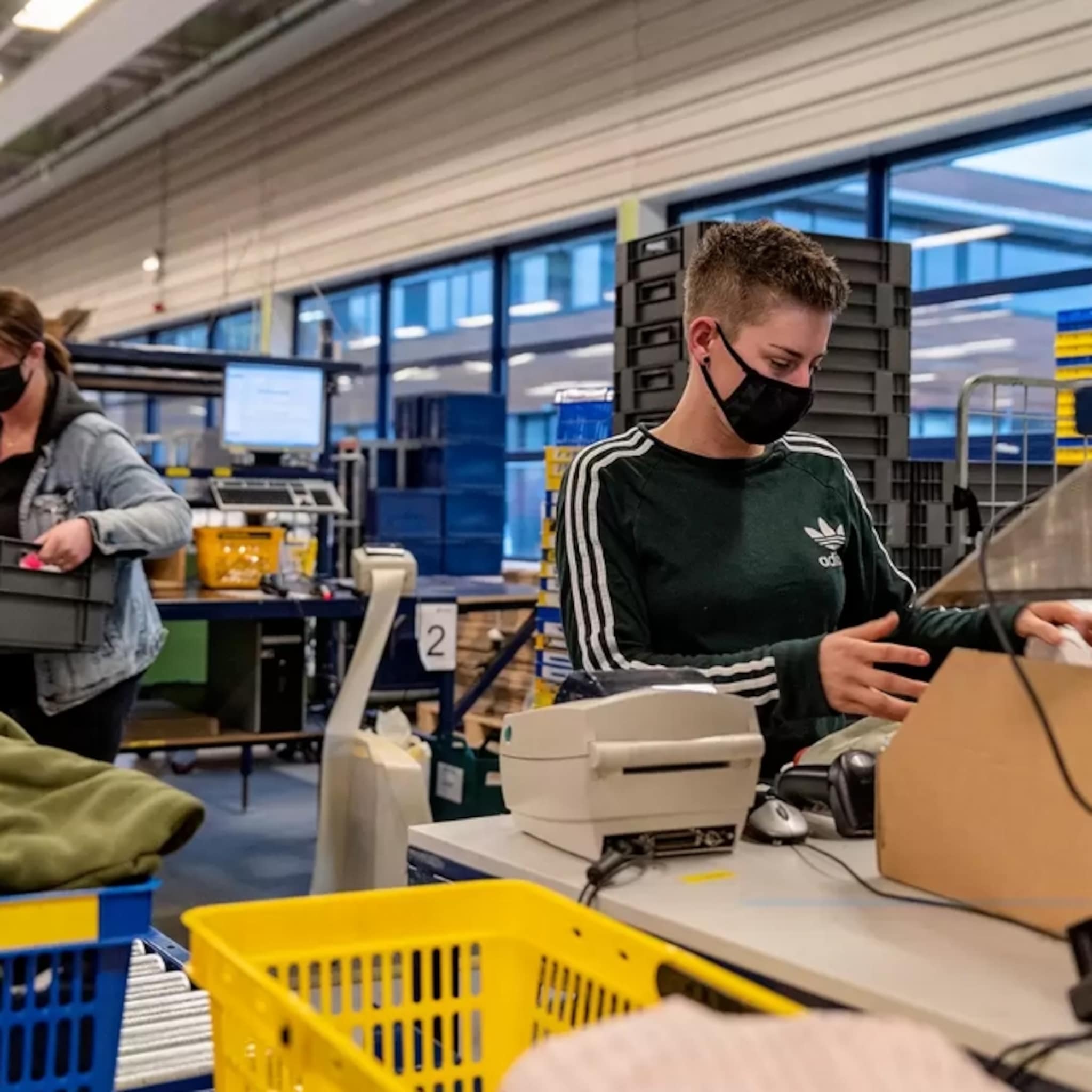 deze horeca ondernemer leent zijn personeel uit om zeeman orders te verwerken