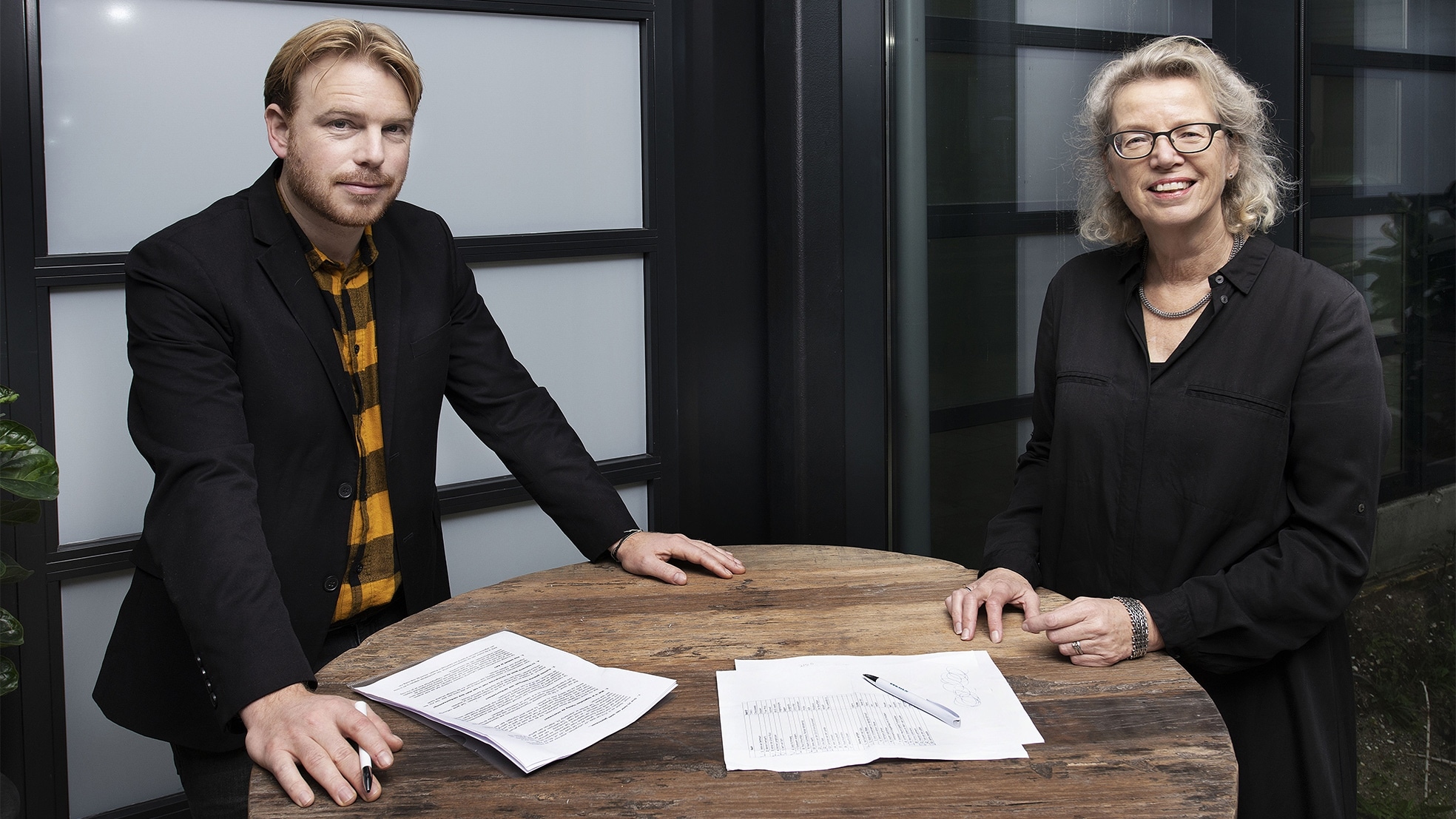 Dennis Mensink en Lyanne Lamar hebben hun handtekening gezet. Foto: Marco Bakker.