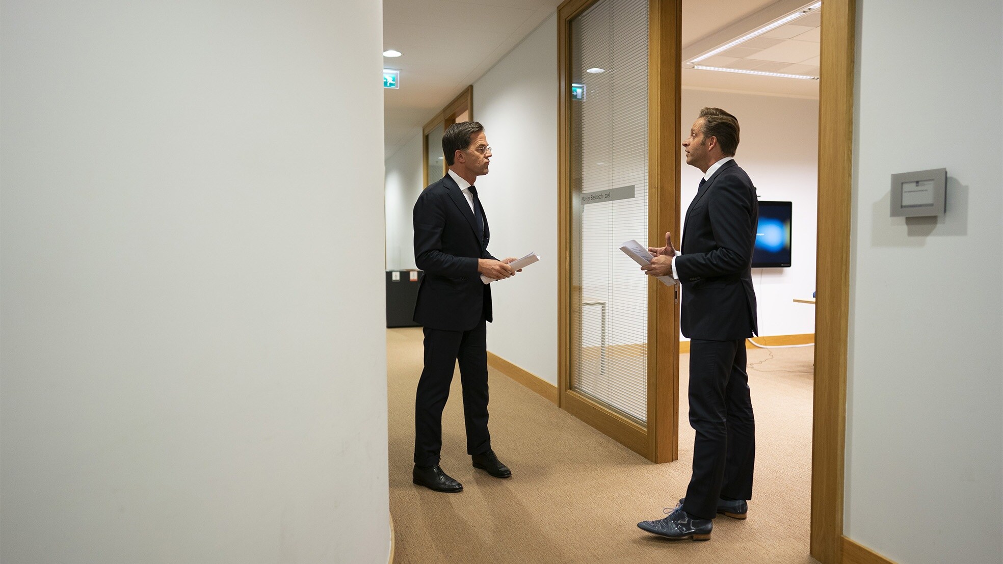 Premier Rutte en minister De Jonge vlak voor de persconferentie van dinsdagavond. Foto: ANP
