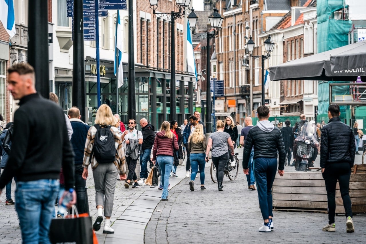 Door coronamaatregelen wordt het rustiger in de winkelstraat. Foto: ANP