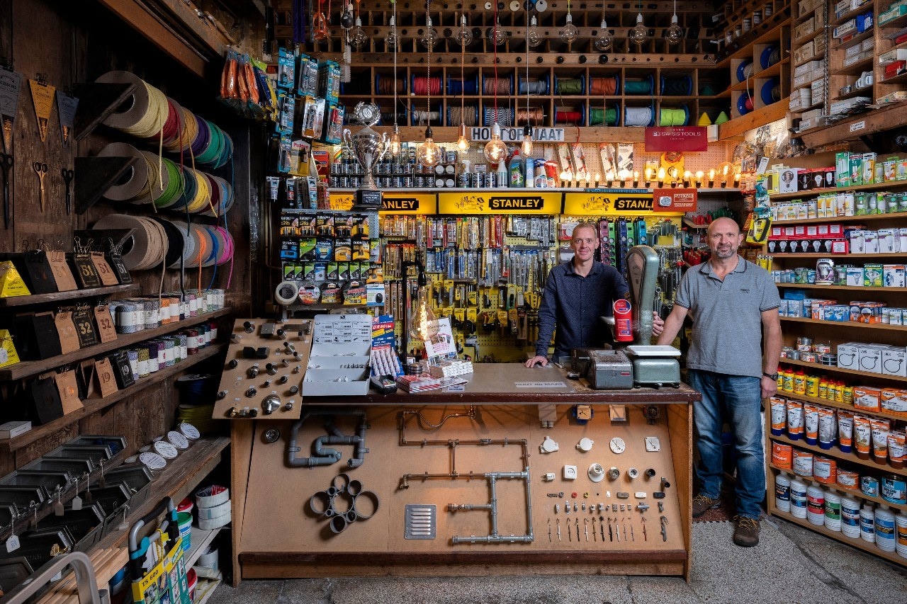 Het personeel van ijzerwaren en gereedschapswinkel Jaak van Wijck in Breda.