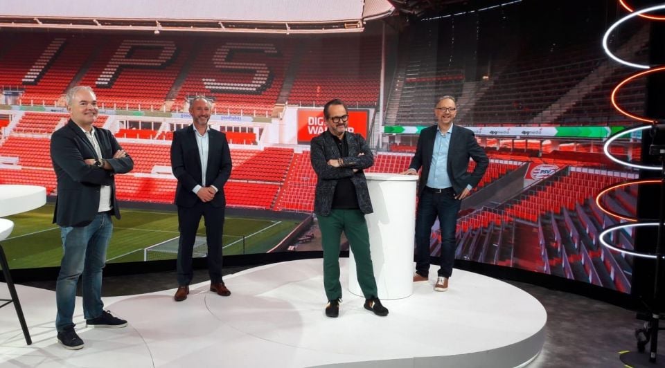 De studiogasten van de Digital Wake-Up in het virtuele Philips-stadion, v.l.n.r. ceo Maarten Franken van Goodhabitz, Lucas van Houtert (hoofdredacteur Brabants Dagblad), contentmarketing/storytelling-expert Cor Hospes en presentator Robert van den Ham (content director De Ondernemer).