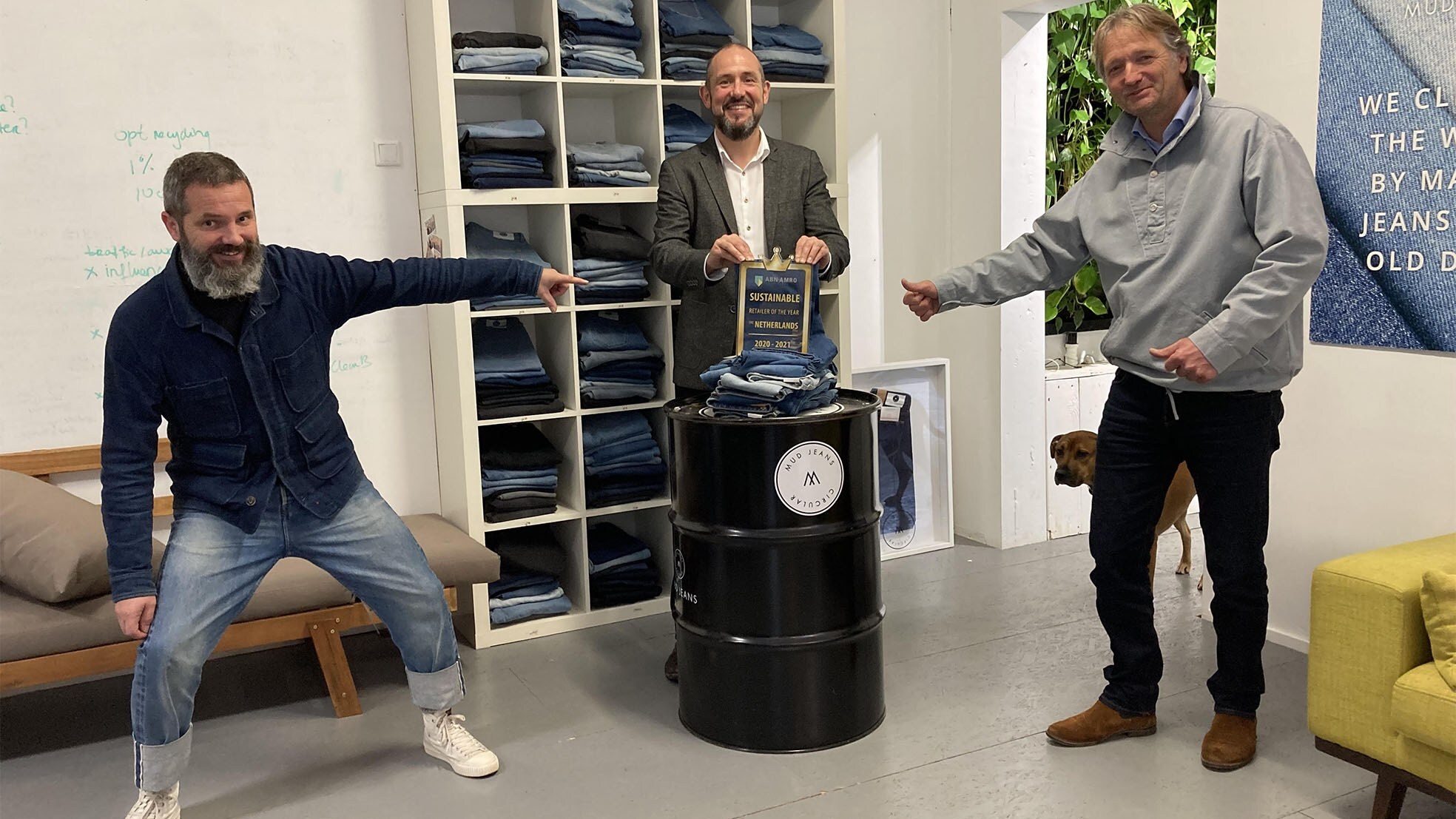 De meest duurzame retailer van 2020-2021: MUD Jeans. Oprichter Bert van Son staat rechts.