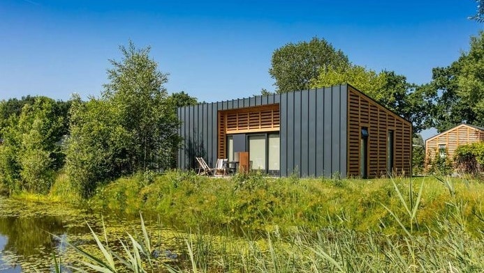 De werknemers van &amp;samhoud gaan om de beurt drie dagen 'thuiswerken' vanuit dit type woning in de natuur van Loosdrecht. Foto: Privé-archief
