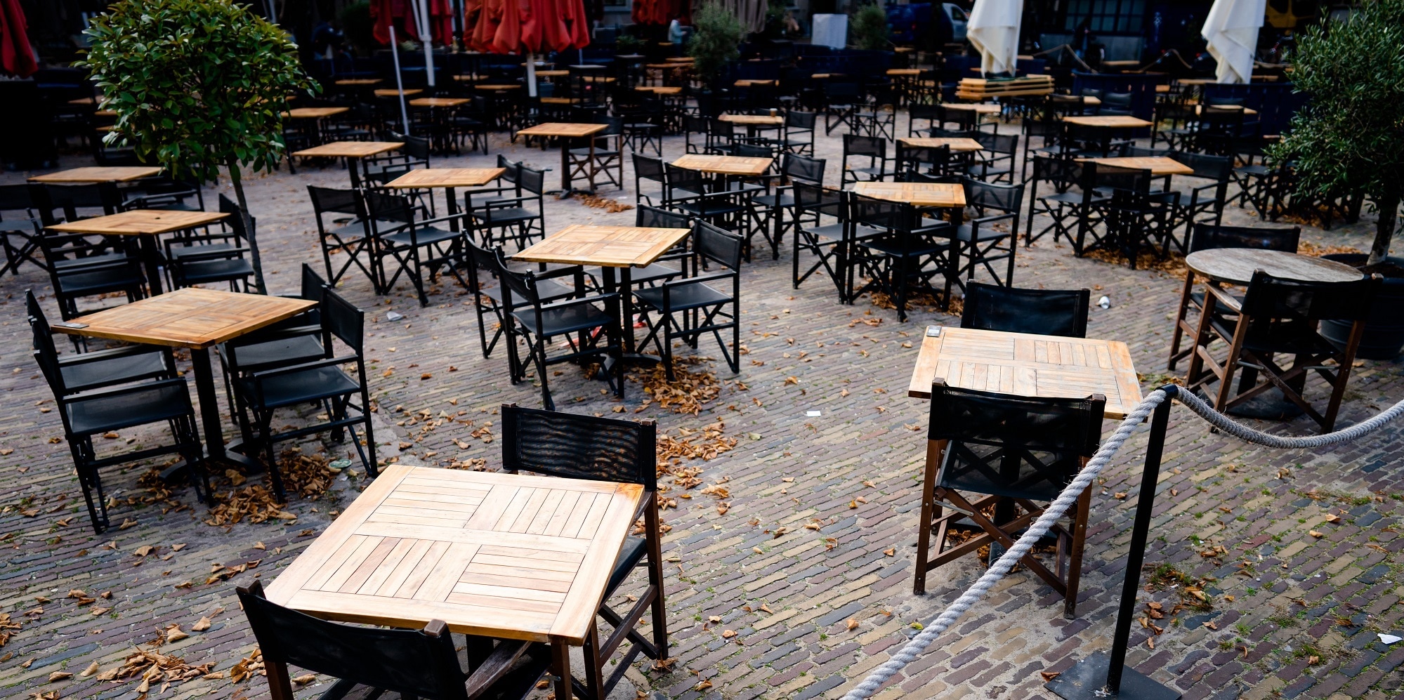 Een leeg terras van Café Luden op het Plein in Den Haag. Foto: ANP