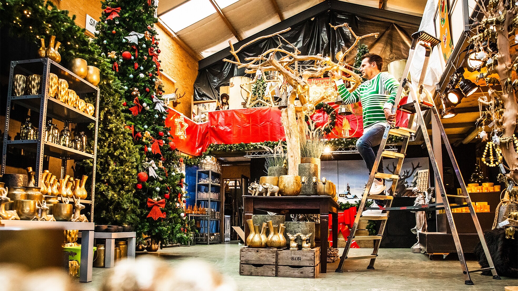 Jeroen van den Berg in zijn kerstwinkel in Heinenoord. Foto: Jeffrey Groeneweg