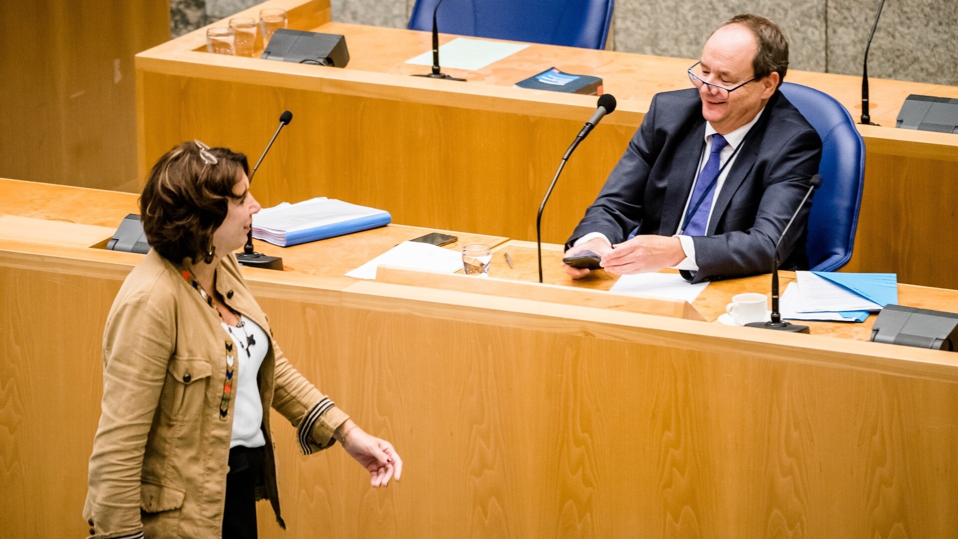 VVD-kamerlid Helma Lodders in gesprek met staatssecretaris van Financiën Hans Vijlbrief.