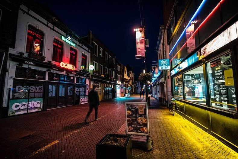 Lege cafés aan het Stratumseind in Eindhoven, de langste kroegstraat van Nederland. Foto: ANP.