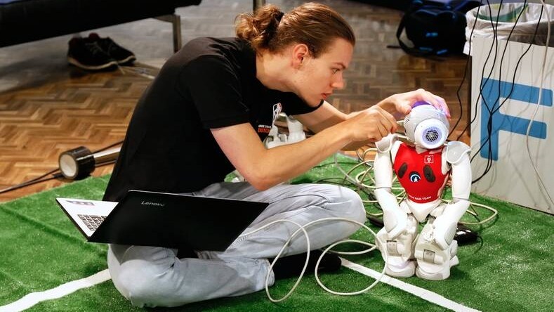 Een student sleutelt aan een robot (foto ter illustratie: Hollands Hoogte / Berlinda van Dam)