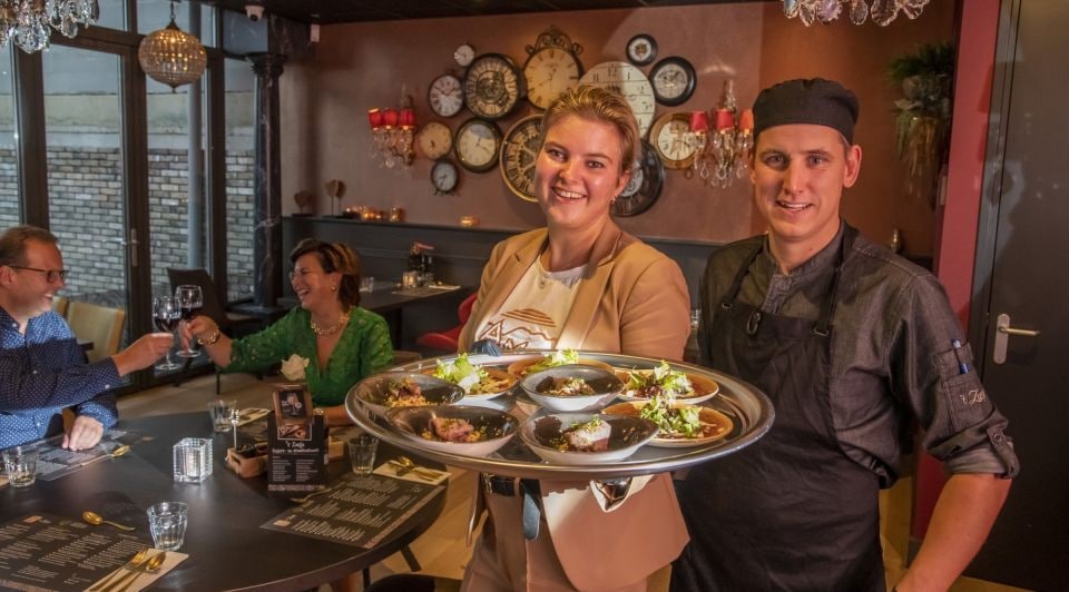 Simone Mijdam en haar man Adrie, die in deze coronatijd het restaurant 't Zusje in Harderwijk openden. Foto: Ruben Schipper Fotografie