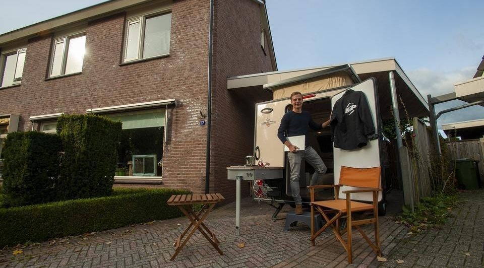 Kip-medewerker Rutger Fransen bij zijn thuiswerk-caravan. Foto: Kip Caravans